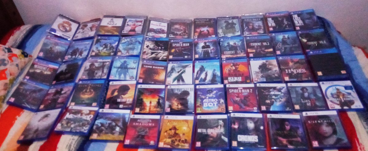 Ya saqué la foto actualizada de mis juegos en físico de PS.

Con el tiempo vendí algunos juegos que no me gustaron (Dragon Dogma 2, AC Valhalla, Far Cry 6)

El GTA V lo vendí porque ya lo tenía digital 

La mayoría de juegos que tengo de PS2 me los regalaron jajaja