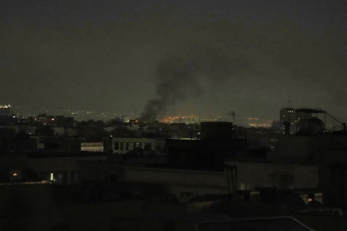 ستسجل هذه الأيام في تاريخ الأمة كأيام مظلمة حالكة السواد، ممزوجة بالعجز لدى قوم،و الخزي والخذلان والتواطؤ والتآمر والخيانة لدى آخرين،لكن النور يبزغ دائما من سواد الليل الحالك،فربما يبزغ الفجر من هذه الظلمات،لأنها ليس لها من دون الله كاشفة #خطة_ترامب