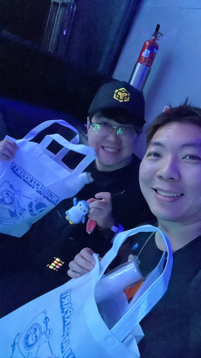 I've spotted the coolest mascot at Pengu Afterparty.

@penguasia <a href="/YGG_Play/">YGG Play</a> @Opensea <a href="/WalrusProtocol/">Walrus 🦭/acc</a>