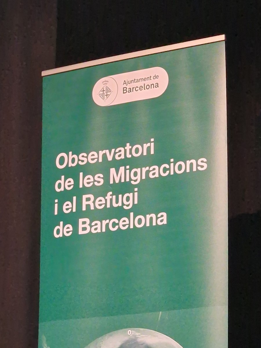 Les migracions transnacionals són el motor demogràfic de #Barcelona. Els migrants estan +qualificats que els autòctons pero concentren els majors nivells de pobresa! Ergo, cal conèixer amb objectivitat i rigor el fenomen per combatre la seva estigmatitzacio i els discursos d'odi!