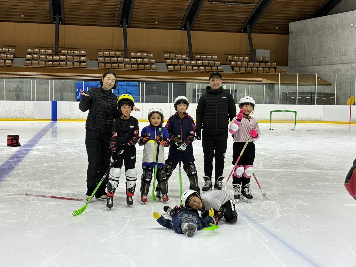 vfsc2017's tweet image. ヴァンフォーレ
#アイススケート&amp;amp; #アイスホッケー

『氷上で遊ぼう！』をコンセプトに子ども達にスポーツの選択肢を🧊

今日も月2回の実施を楽しみに参加してくれた皆んな、ありがとう！

コツコツが上達のコツ

次回は10/14(火)〜1930-2030で開催📝

申込み↓
x.gd/AOCCX

#vfsc #vfk