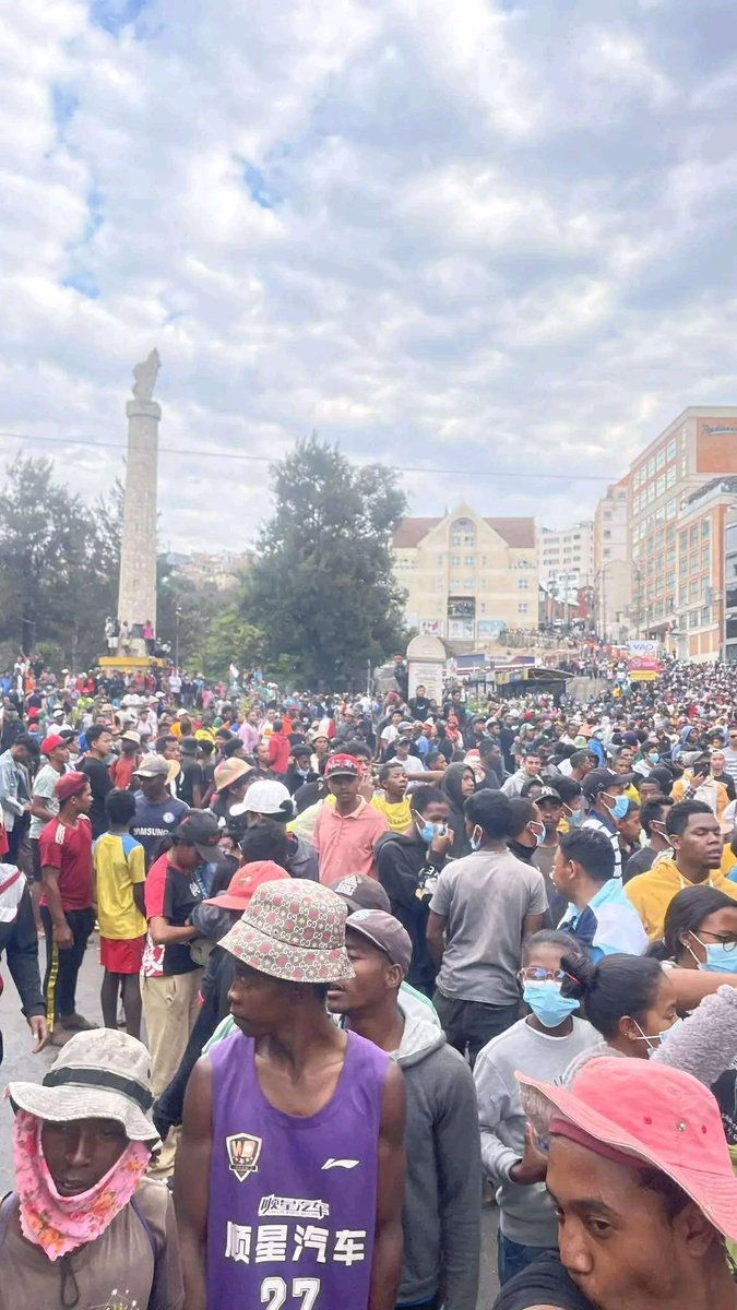 LRynoh76653's tweet photo. Les manifestants ont fait irruption à Ambohijatovo, n'ayant pu être contenus par les forces de l'ordre.✊🏾🇲🇬
#GenZmadagascar
#GenZprotest
#FreeMadagascar https://t.co/G6dIoEANda