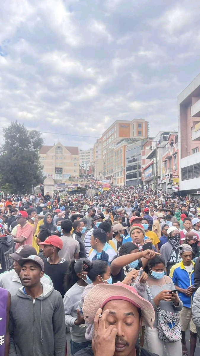 LRynoh76653's tweet photo. Les manifestants ont fait irruption à Ambohijatovo, n'ayant pu être contenus par les forces de l'ordre.✊🏾🇲🇬
#GenZmadagascar
#GenZprotest
#FreeMadagascar https://t.co/G6dIoEANda