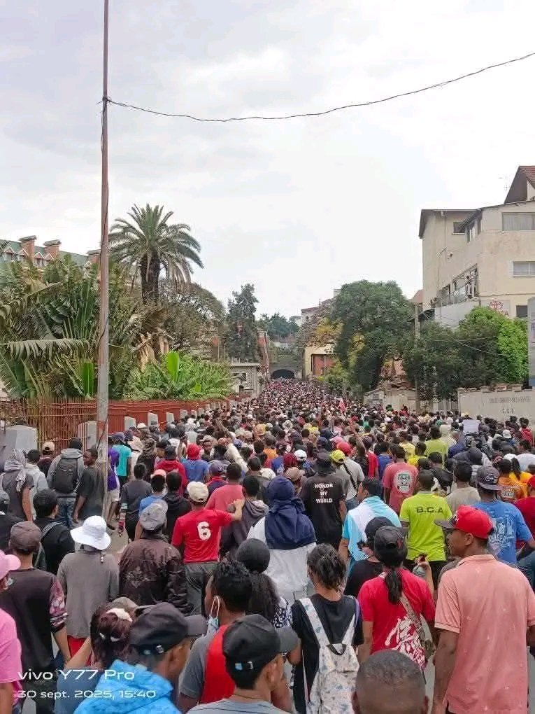 LRynoh76653's tweet photo. Les manifestants ont fait irruption à Ambohijatovo, n'ayant pu être contenus par les forces de l'ordre.✊🏾🇲🇬
#GenZmadagascar
#GenZprotest
#FreeMadagascar https://t.co/G6dIoEANda