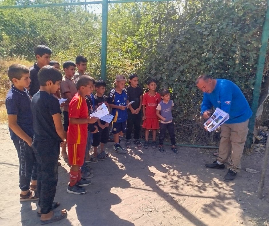 📚🎾 In Rasht, #Tajikistan, FSD teams provide risk #education to help families stay #safe.

The region is heavily contaminated with submunitions — small explosive devices that can look like harmless toys or balls. This makes them especially #dangerous for #children.