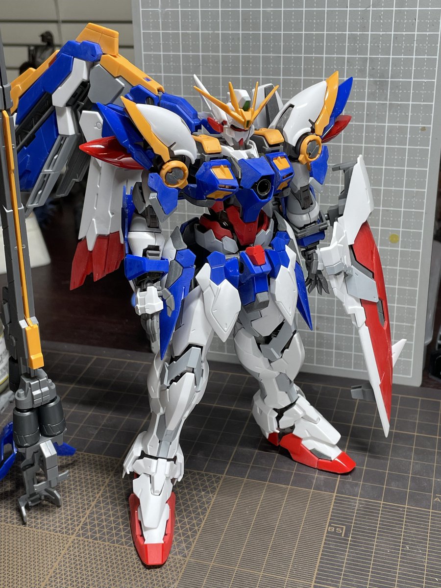 #今月完成しなかったプラモ晒そうぜ
HiRM ウイングガンダムEW 制作中
ひたすら整面処理の日々です。
右脚と右翼くらいまで。先は長いです。
曲面とパネル分割が多いので、なかなかに時間がかかります。
#ガンプラ
#ウイングガンダム