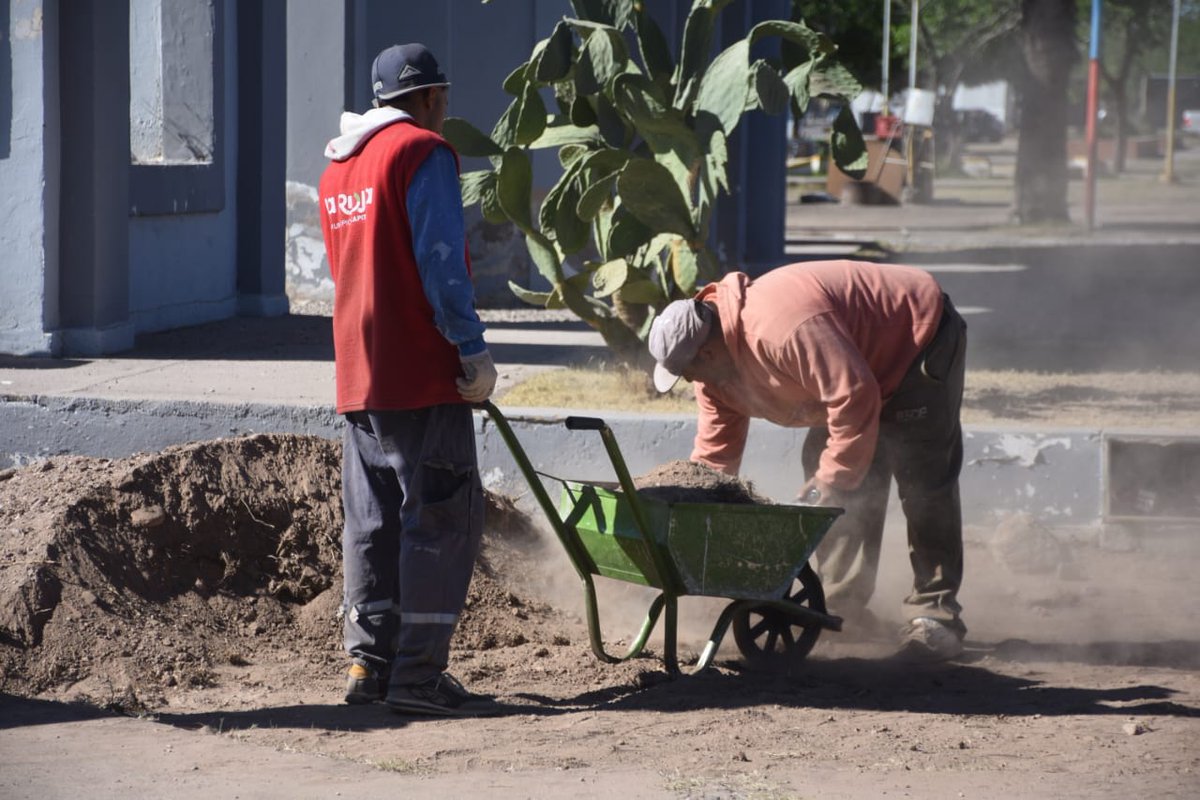 🚧 Molina supervisó obras de bacheo en calle Tucumán, barrio San Martín: “Estamos respondiendo a una demanda histórica”.

🔗facebook.com/share/p/1CEi27…

#Bacheo #ObrasEnLaRioja