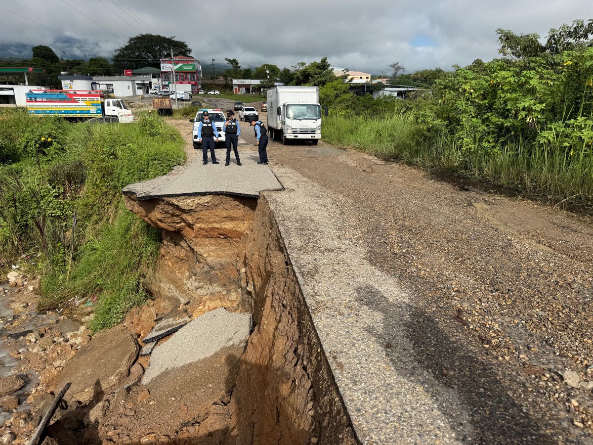 taniapintohn's tweet photo. #EMERGENCIA 🆘 un llamado a ⁦@OctaJPP⁩ y ⁦@Lredondo⁩, para que interpongan sus buenos oficios y se intervenga de manera inmediata la emergencia ocasionada por lluvias, en la carretera que conduce de San Marcos,Ocotepeque al Sur de Lempira. Dios bendiga nuestra gente. https://t.co/lBUgzaVW2T