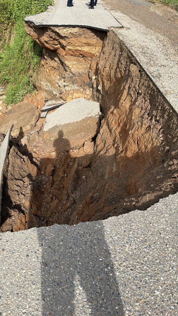 #EMERGENCIA 🆘 un llamado a ⁦<a href="/OctaJPP/">Octavio Pineda Paredes</a>⁩ y ⁦<a href="/Lredondo/">LUIS REDONDO 🇭🇳</a>⁩, para que interpongan sus buenos oficios y se intervenga de manera inmediata la emergencia ocasionada por lluvias, en la carretera que conduce de San Marcos,Ocotepeque al Sur de Lempira. Dios bendiga nuestra gente.