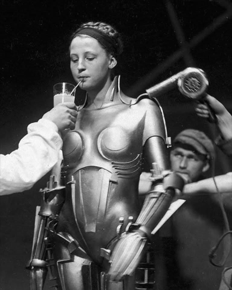 BobaFettANHSE's tweet photo. #brigittehelm in costume for the movie #metropolis 1927.
The inspiration behind C-3PO.
🤯🤯🤯 https://t.co/z8Z48lEWpv