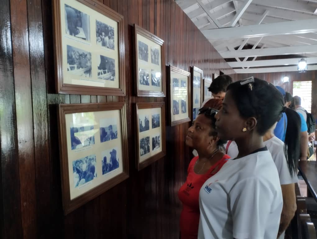 EmpElectricaVC's tweet photo. #Evocando la historia. 🗣️ A 29 años del encuentro histórico de Fidel con los villaclareños, miembros de la red de jóvenes de la Empresa Eléctrica y militantes del Partido visitan su casa de campaña en Santa Clara.Un día como hoy, bajo la lluvia, la Plaza se colmó para escucharlo. https://t.co/8cxMHdwiUF