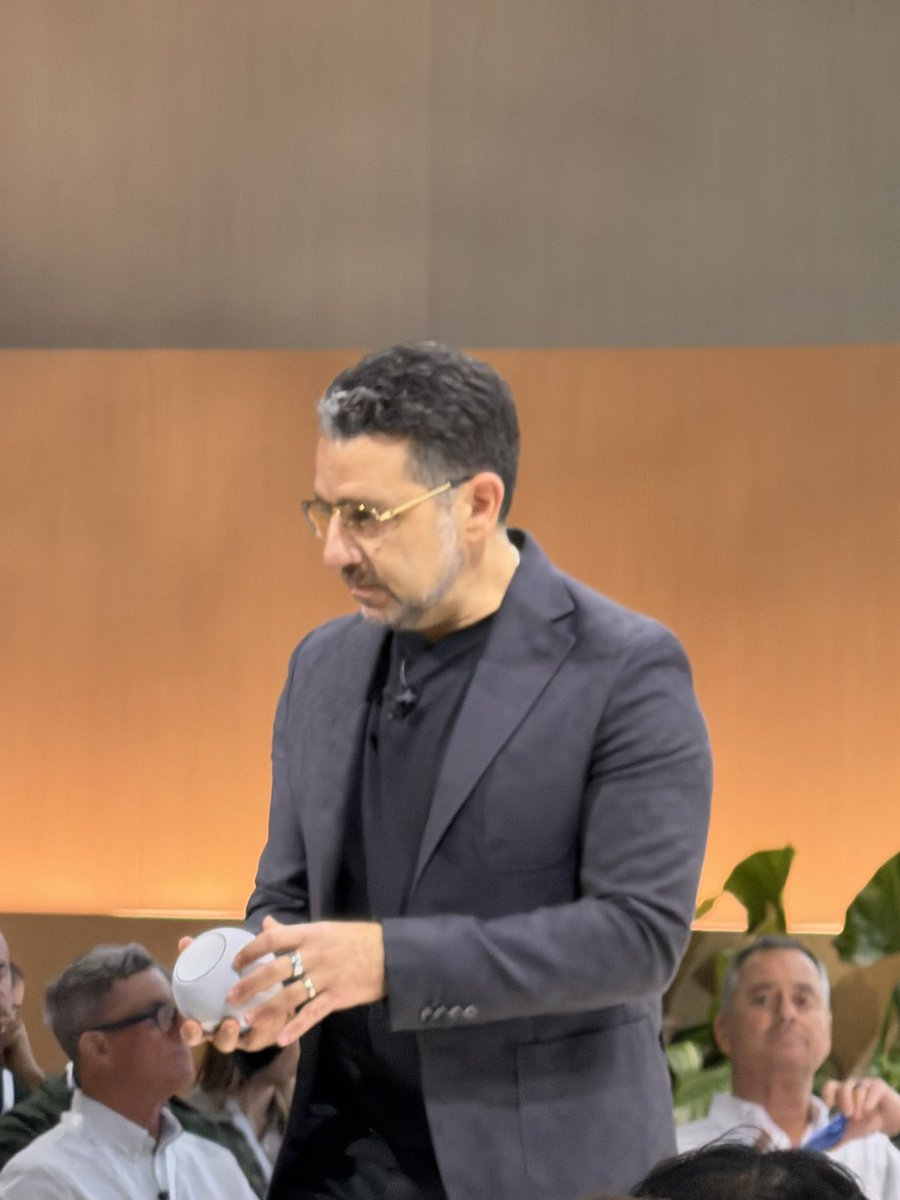 Verownika's tweet image. El evento de Amazon que me recuerda mucho a algo…😜
Pronto os cuento todo lo nuevo, pintaza los nuevos Kindle y Amazon Echo #AmazonEvent