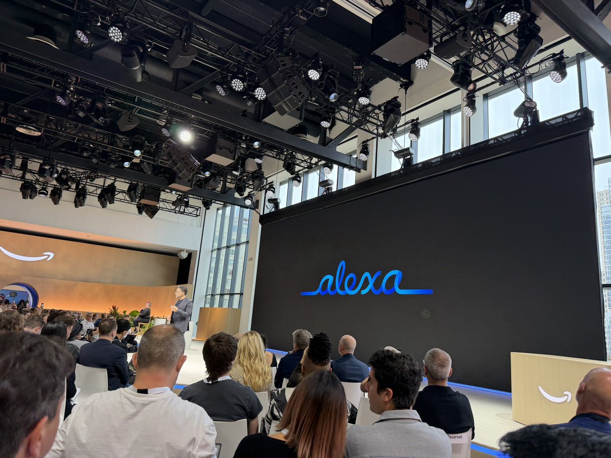 Verownika's tweet image. El evento de Amazon que me recuerda mucho a algo…😜
Pronto os cuento todo lo nuevo, pintaza los nuevos Kindle y Amazon Echo #AmazonEvent