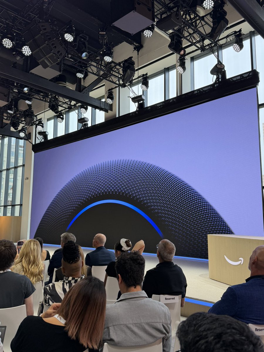 Verownika's tweet image. El evento de Amazon que me recuerda mucho a algo…😜
Pronto os cuento todo lo nuevo, pintaza los nuevos Kindle y Amazon Echo #AmazonEvent