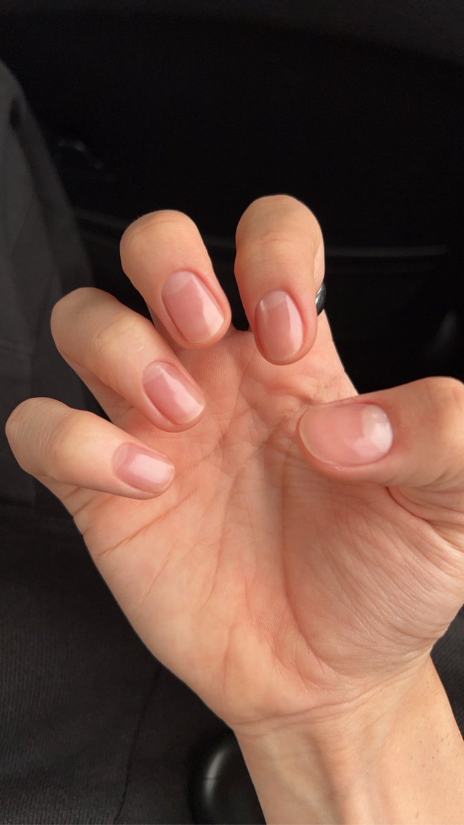 letsgini's tweet image. 네일케어만받는애랑 네일디자인맨날하는애인데
바디는 그대로인거진짜웃음나롬 ㅁㅊ