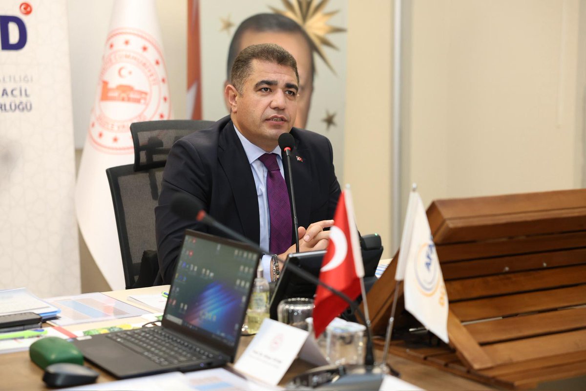 duzce_valiligi's tweet photo. 📍 İl AFAD Müdürlüğü Toplantı Salonu

Valimiz Sayın @ValiSelcukAslan başkanlığında; AFAD Başkanlığı Deprem ve Risk Azaltma Genel Müdürü Prof. Dr. Orhan Tatar, akademik danışmanlar ile kamu kurum ve kuruluşlarının Afet Risk Azaltma Planı (İRAP) eylemlerinden sorumlu temsilcilerinin katılmıyla İl Afet Risk Azaltma Planı (İRAP) Toplantısı gerçekleştirildi.

Afet risklerini azaltmaya yönelik çalışmaların hayati önemine dikkat çekilen toplantıda; olası depremlere karşı alınması gereken tedbirler, afetlere dirençli yerleşim birimleri ve afetlere dayanıklı toplum oluşturarak risklerin bertaraf edilmesi için ilgili bütün kurum ve kuruluşların iş birliği ve koordinasyon içinde çalışmasının önemi vurgulandı.

@AFADBaskanlik

#kalptenkalbedüzce❤️ #AFAD #İRAP