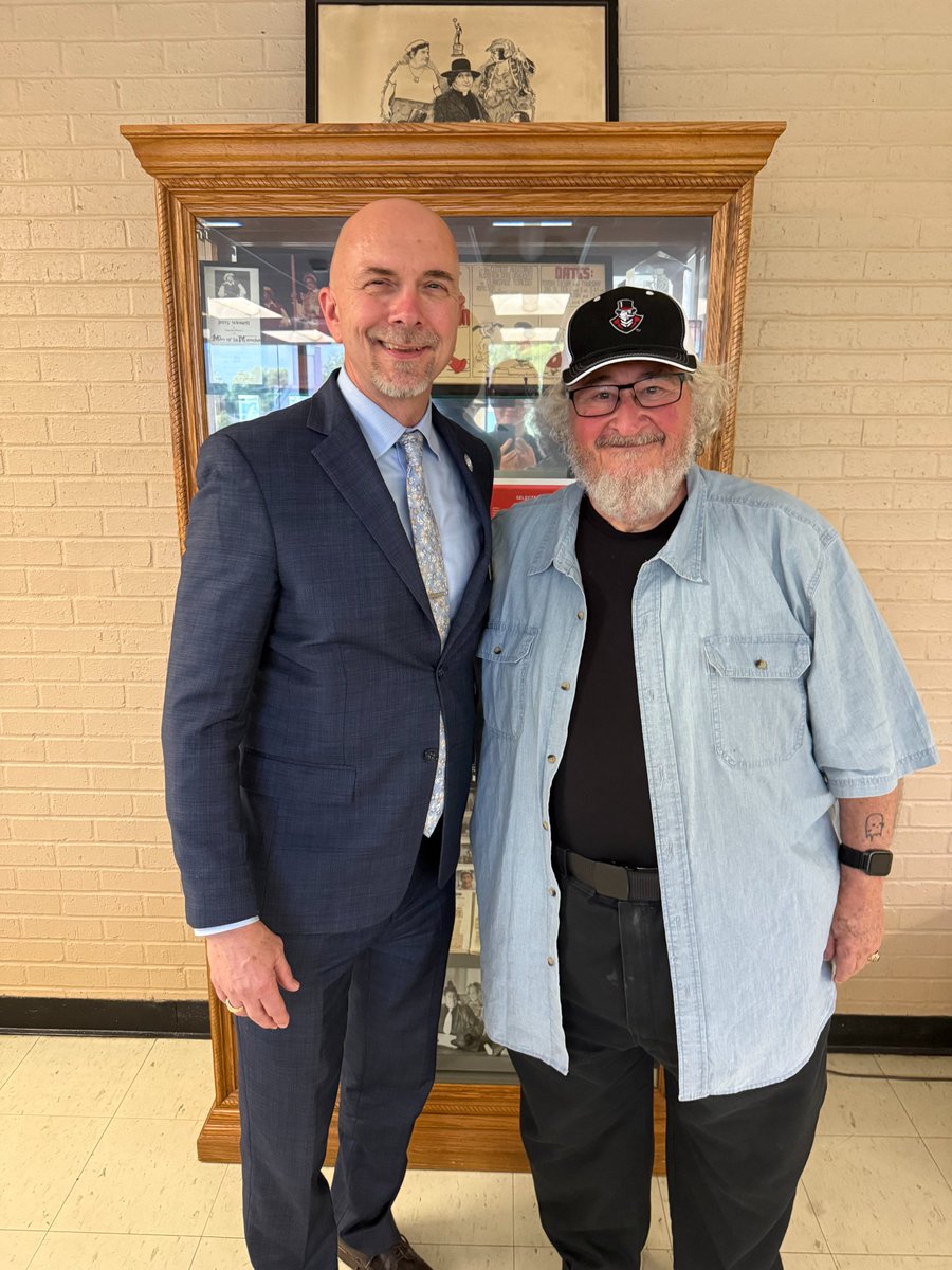 Theatre and Dance alum, Jerry Winsett (‘74), recently stopped by to talk to our theatre students and visit with Dean Hoon! It’s always great to see our alumni return and share their experiences with the next generation of Govs.