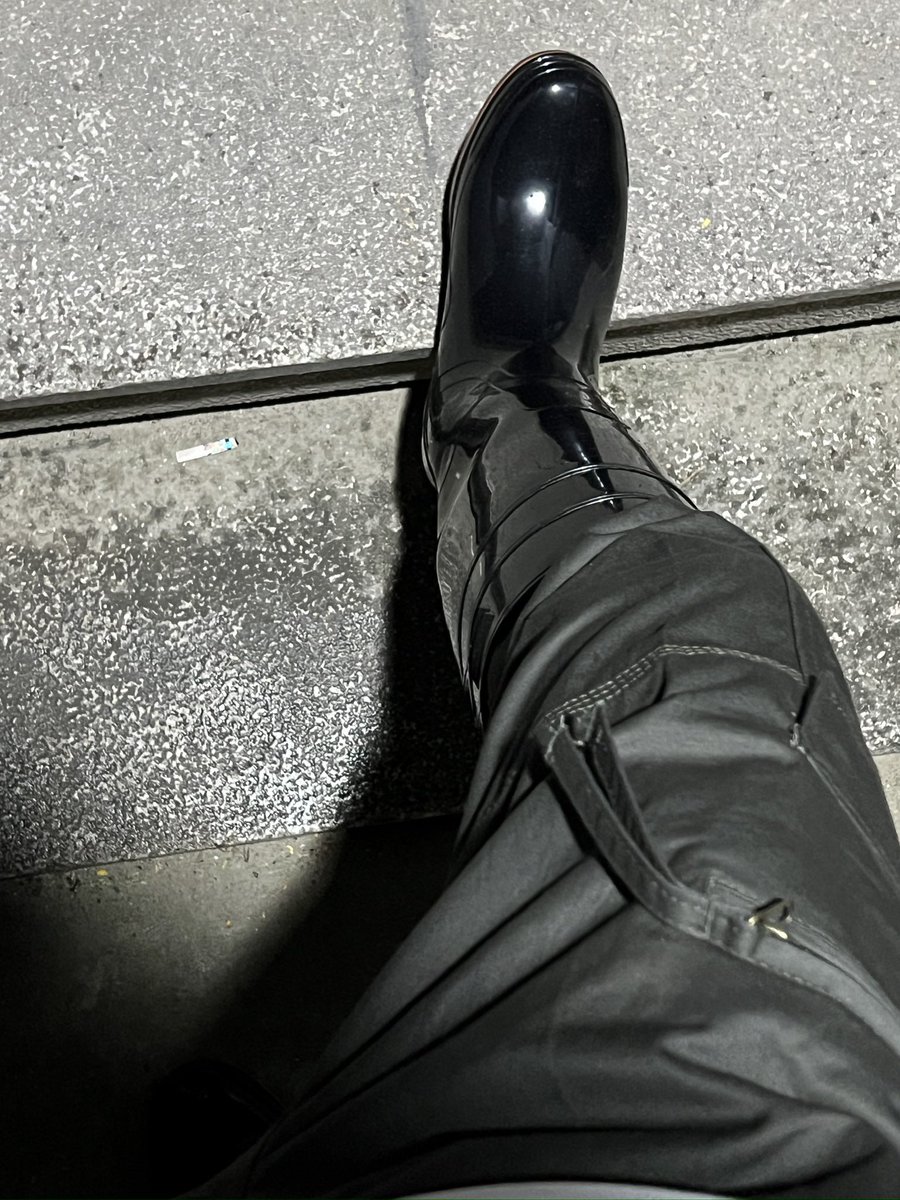 找个没有人的角落踩你😈