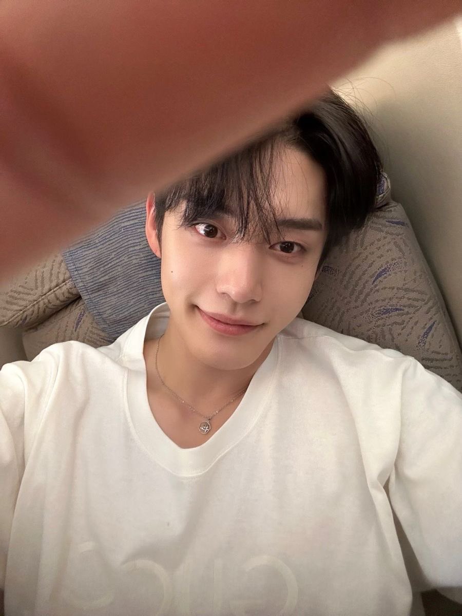 _chgtwice's tweet photo. when laying down and serving is all you can do
#지웅 #jiwoong #zrs #zeroseselcaday https://t.co/3RWD3SprCW