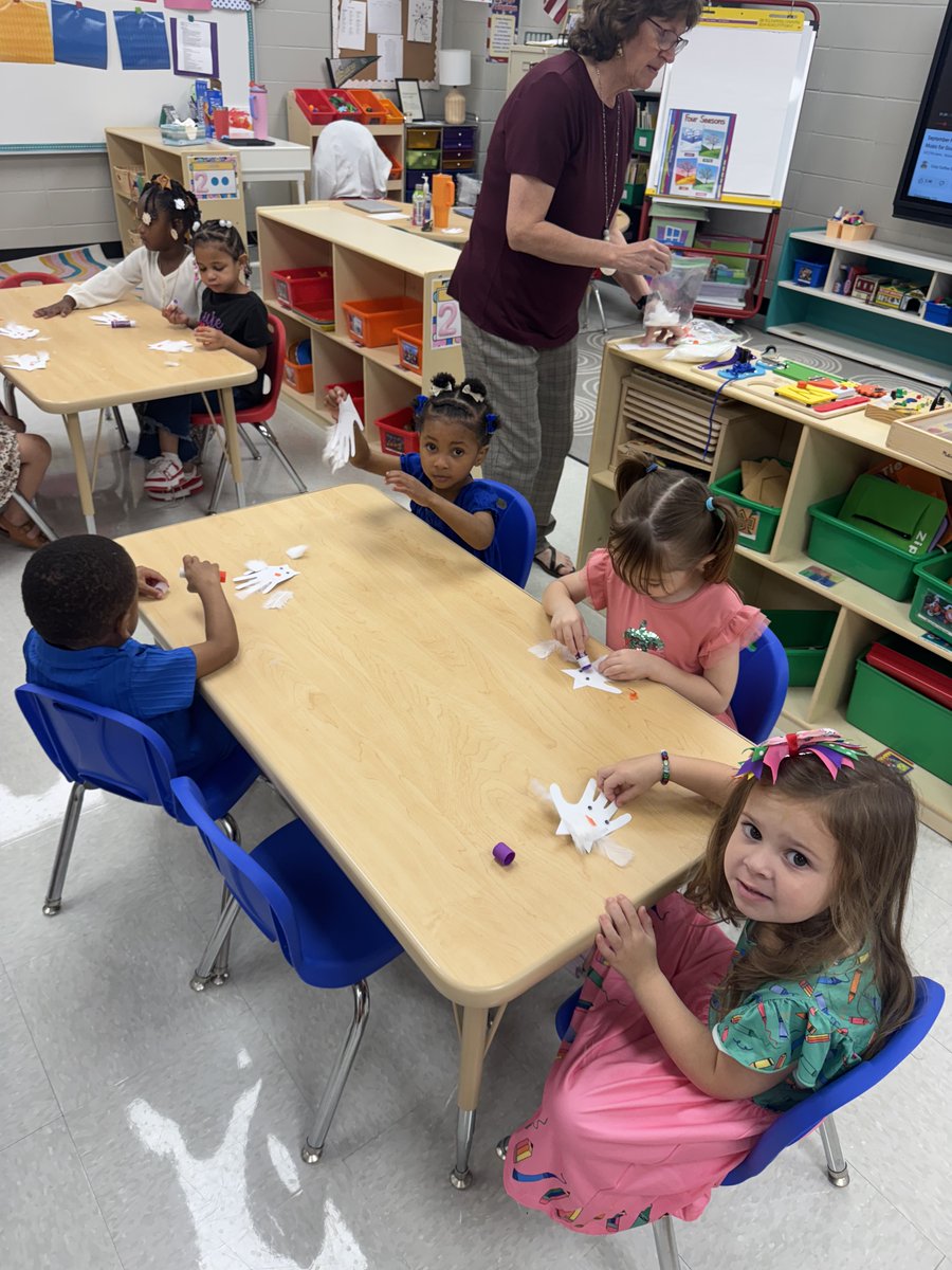 NettletonSTEAMe's tweet image. 🌟🌟 Special Class Spotlight 🌟🌟
Our School Social Worker, Mrs. Leath, visited Pre-K rooms today for an important lesson on friendship. She read &quot;The Little White Owl&quot; and students made a white owl craft. 🖤💛
#STEAMe #SpecialClassSpotlight #LessonsOnFriendship