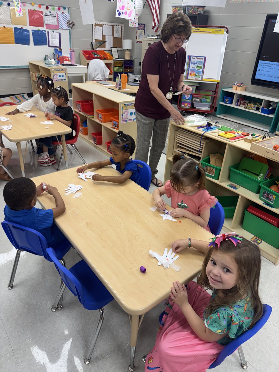 NettletonSTEAMe's tweet image. 🌟🌟 Special Class Spotlight 🌟🌟
Our School Social Worker, Mrs. Leath, visited Pre-K rooms today for an important lesson on friendship. She read &quot;The Little White Owl&quot; and students made a white owl craft. 🖤💛
#STEAMe #SpecialClassSpotlight #LessonsOnFriendship