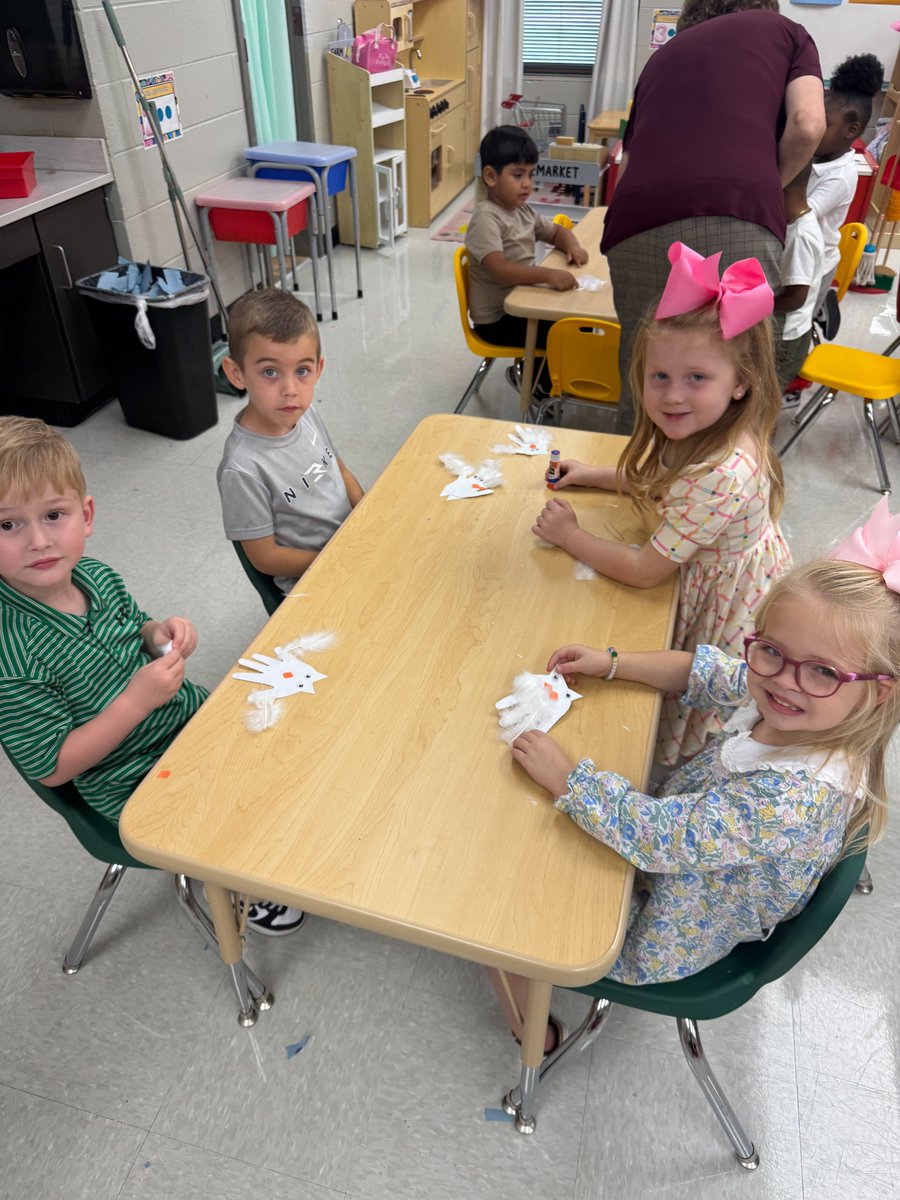 NettletonSTEAMe's tweet image. 🌟🌟 Special Class Spotlight 🌟🌟
Our School Social Worker, Mrs. Leath, visited Pre-K rooms today for an important lesson on friendship. She read &quot;The Little White Owl&quot; and students made a white owl craft. 🖤💛
#STEAMe #SpecialClassSpotlight #LessonsOnFriendship