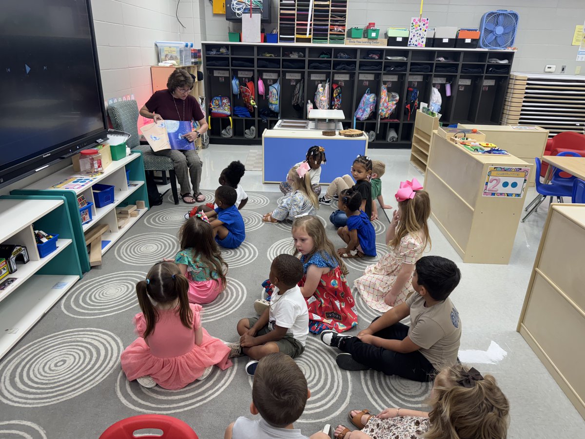 NettletonSTEAMe's tweet image. 🌟🌟 Special Class Spotlight 🌟🌟
Our School Social Worker, Mrs. Leath, visited Pre-K rooms today for an important lesson on friendship. She read &quot;The Little White Owl&quot; and students made a white owl craft. 🖤💛
#STEAMe #SpecialClassSpotlight #LessonsOnFriendship