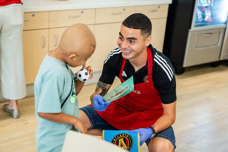 ▶️ ¡QUÉ GRANDE MIGGY! | 🥹

👏Miguel Almirón donó USD 50.000 a dos organizaciones que ayudan a niños y jóvenes en Atlanta, Georgia, Estados Unidos.

🥹El jugador paraguayo ya hizo este tipo de acciones solidarias en nuestro país y hoy lo hace en EE. UU.

💭“Siempre digo que el