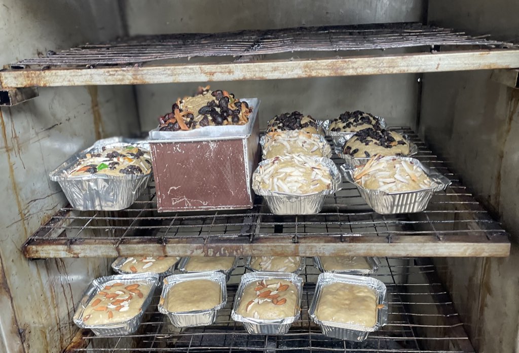 TheekVeee's tweet photo. Banana bread I baked and sent out today 

I got two new customers from here yesterday, now let me ask you 
Why haven’t you patronized me eh?

F1:12,000
F2: 20,000(10 minis and 1zobo)
F3: 2,000 each MOQ is 5 

Delivery to Lagos Ibadan and Ilorin 

📍Abeokuta 

#iyaloja https://t.co/YwT8AFCvEP