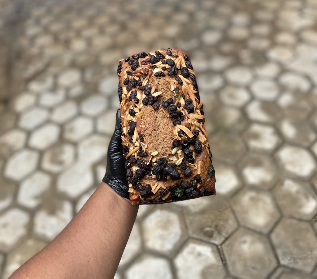 TheekVeee's tweet photo. Banana bread I baked and sent out today 

I got two new customers from here yesterday, now let me ask you 
Why haven’t you patronized me eh?

F1:12,000
F2: 20,000(10 minis and 1zobo)
F3: 2,000 each MOQ is 5 

Delivery to Lagos Ibadan and Ilorin 

📍Abeokuta 

#iyaloja https://t.co/YwT8AFCvEP