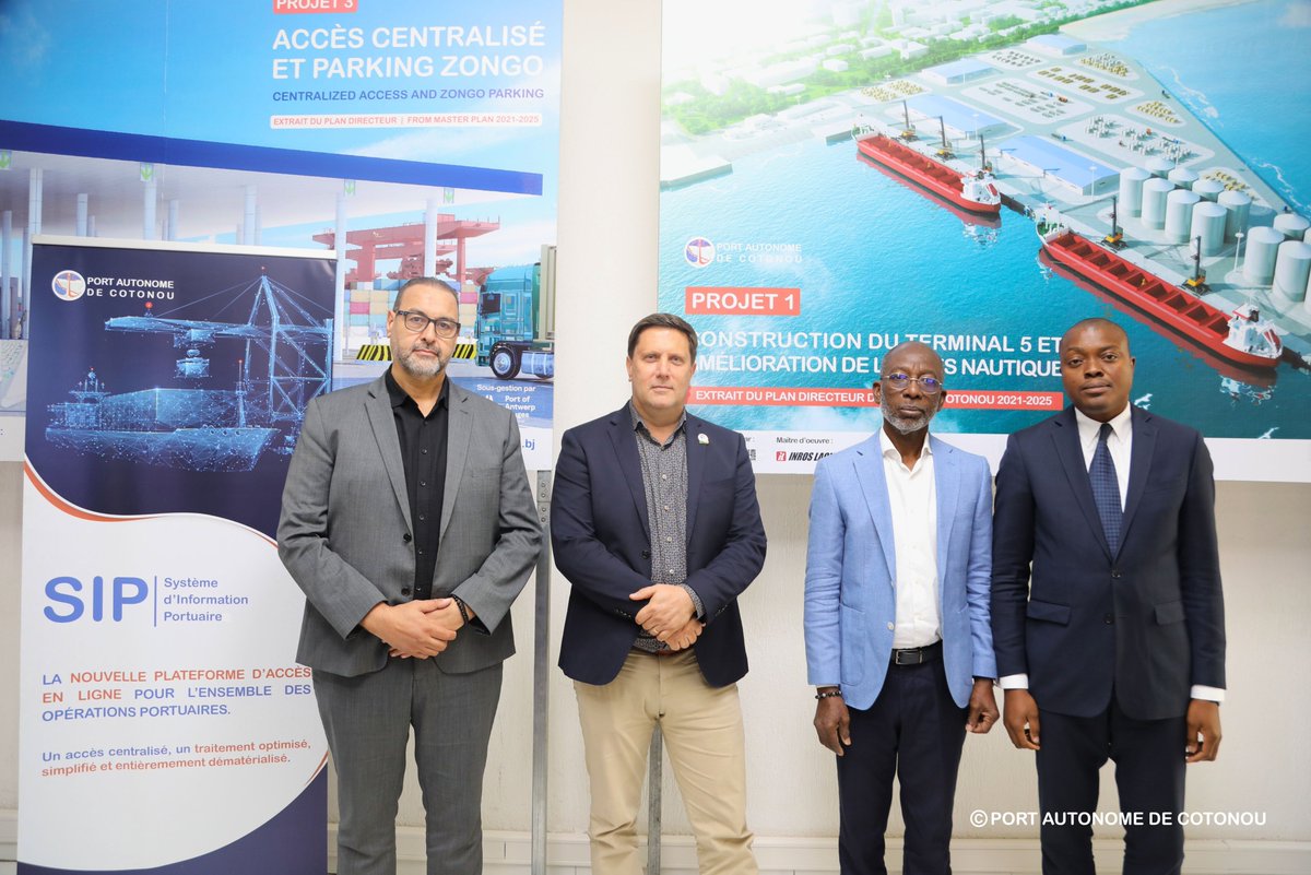 portdecotonou's tweet image. 🚀 𝗟𝗲 𝗣𝗼𝗿𝘁 𝗱𝗲 𝗖𝗼𝘁𝗼𝗻𝗼𝘂 𝘃𝗲𝗿𝘀 𝘂𝗻 𝗵𝗼𝗿𝗶𝘇𝗼𝗻 𝗲-𝗣𝗼𝗿𝘁 ! 🖥️

Le @portdecotonou  (PAC) vient de franchir une étape majeure dans la #modernisation et la #digitalisation du #secteur ! Ce 𝘷𝘦𝘯𝘥𝘳𝘦𝘥𝘪 26 𝘴𝘦𝘱𝘵𝘦𝘮𝘣𝘳𝘦 2025, nous avons procédé à 𝗹𝗮