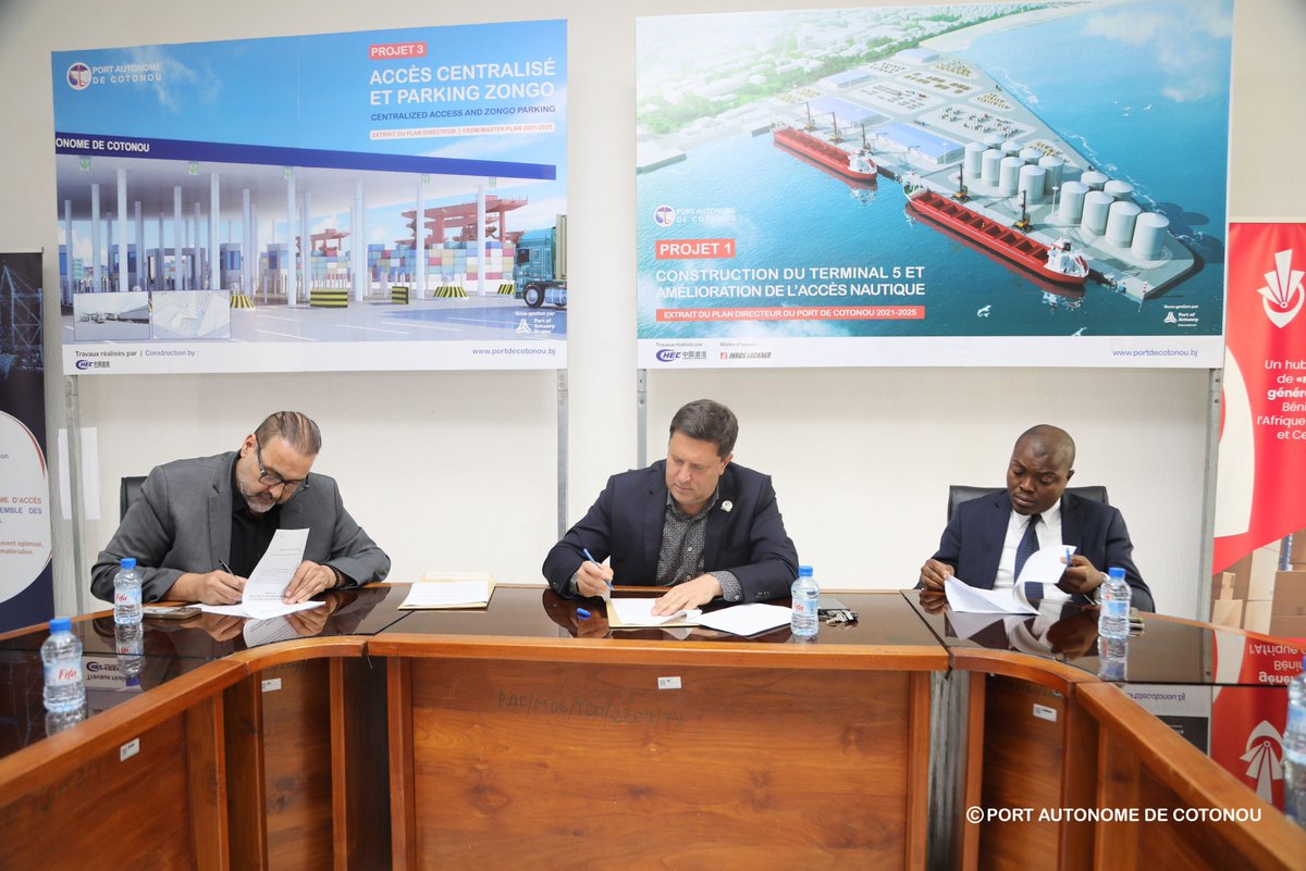portdecotonou's tweet image. 🚀 𝗟𝗲 𝗣𝗼𝗿𝘁 𝗱𝗲 𝗖𝗼𝘁𝗼𝗻𝗼𝘂 𝘃𝗲𝗿𝘀 𝘂𝗻 𝗵𝗼𝗿𝗶𝘇𝗼𝗻 𝗲-𝗣𝗼𝗿𝘁 ! 🖥️

Le @portdecotonou  (PAC) vient de franchir une étape majeure dans la #modernisation et la #digitalisation du #secteur ! Ce 𝘷𝘦𝘯𝘥𝘳𝘦𝘥𝘪 26 𝘴𝘦𝘱𝘵𝘦𝘮𝘣𝘳𝘦 2025, nous avons procédé à 𝗹𝗮