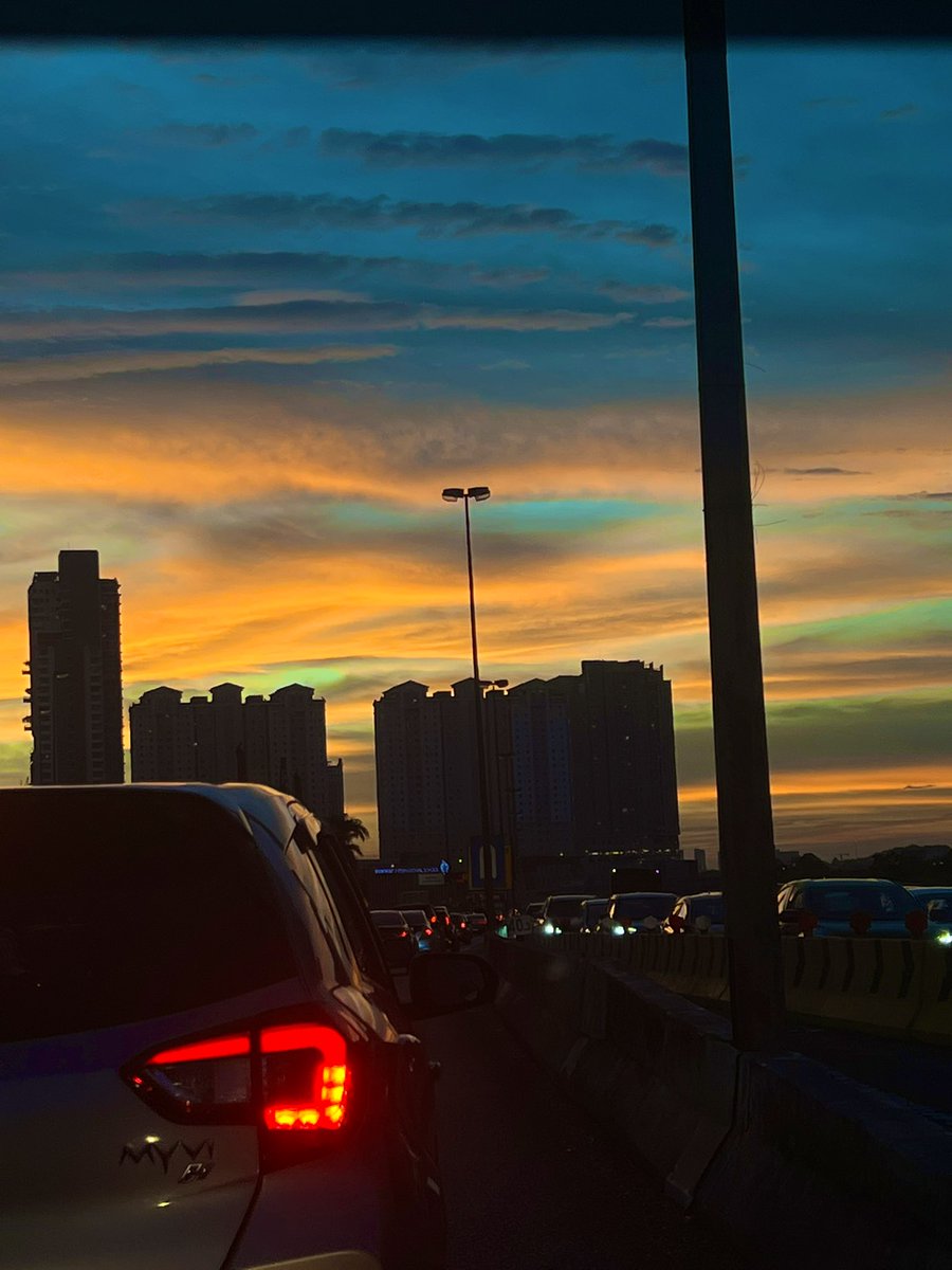 「慢一点没关系，真心的缘分从来不怕晚。」

其实坚持单身、不将就
并不是在浪费时间
而是在为“那个对的人”留位置。

对的人或许来得慢一些
但他一定会心疼并接纳你的过去
会发现你的闪光点、包容你的不完美
也会因为你从未随便将就而更加珍惜你。