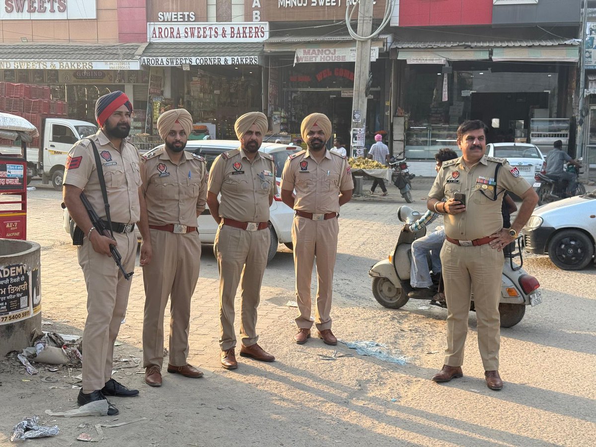 BathindaPolice's tweet photo. In view of the festive season, Bathinda Police carried out checking of various shops and market places to ensure the safety of the public.
The checking was led by Gazetted Officers.
#BathindaPolice #FestiveSeason #PublicSafety #MarketChecking https://t.co/y8WyxeqeEI