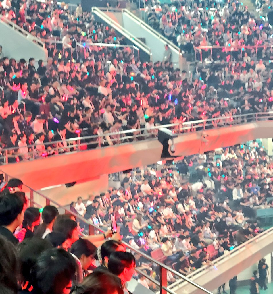 sinnotabi's tweet photo. 2024年の横アリはDAWNTRAILで始まったけど、2025の日本武道館はDAWNTRAILで締めたっ!
2F席まで伝わる炎と歌声の熱さ🔥
ジェイソンの歌声が本当に痺れたわ～🤗💕
丁度絶アレキに挑戦しているので、時間停止ギミックは薬割りガッツポーズ✊してみました(笑)
最高だったぜ～‼️
#PRAIMALS https://t.co/HyXUhzMeEq
