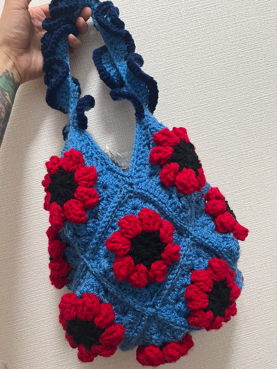 manami60030606's tweet photo. 完成しましたっ💐🧶👩🏻
モデルおかあさん🦭💝
かわいくできたよ〜〜
#crochet
#かぎ針編み
#手編み
#handmade
#knit
#knitbag https://t.co/piREUP4imf