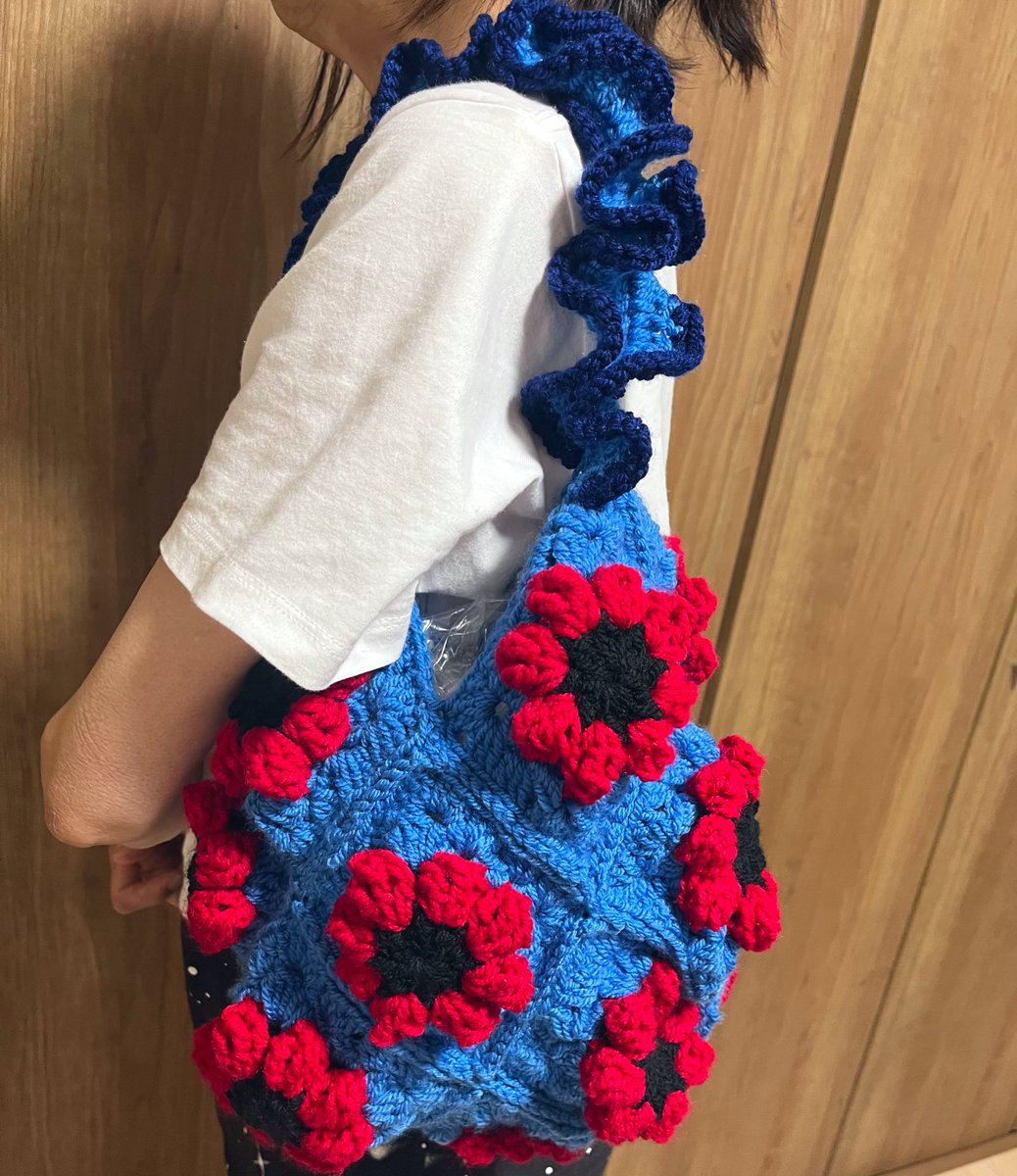 manami60030606's tweet photo. 完成しましたっ💐🧶👩🏻
モデルおかあさん🦭💝
かわいくできたよ〜〜
#crochet
#かぎ針編み
#手編み
#handmade
#knit
#knitbag https://t.co/piREUP4imf