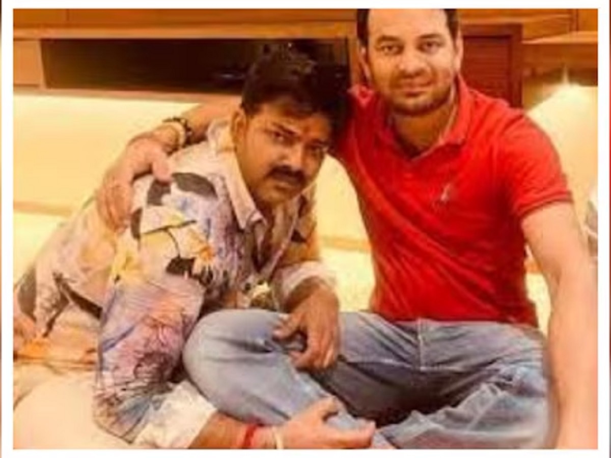 पावर एहीजा से शुरू होला और एहीजा खत्म 
बता दो कि किसी समय में पवन सिंह तेजू भैया के पैरों में गिरते थे।

लेकिन आज बीजेपी की गोद में चले गए हैं फिर भी पावर की बात कर रहे हैं #PavanSingh