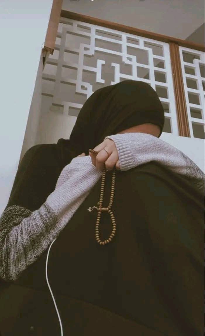 titi_razak's tweet photo. إنّما يُربَّى الإنسان بآلامه؛ كما تُربّى السُّيوفُ بجمرِ النار

- الرافعي-

Manusia dididik oleh rasa sakitnya, sebagaimana pedang dididik oleh bara api. https://t.co/67iciYOj31