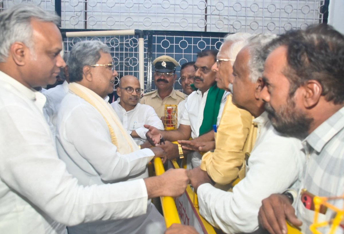 ಕಲಬುರಗಿ ಜಿಲ್ಲೆಯಲ್ಲಿ ಅತಿವೃಷ್ಟಿಯಿಂದ ಹಾನಿಯಾದ ಬೆಳೆಗಳಿಗೆ 600 ಕೋಟಿ ಪರಿಹಾರ, ರೈತರ ಸಾಲ ಮನ್ನಾ ಮತ್ತು ಇತರೆ ಬೇಡಿಕೆಗಳಿಗೆ ಅಗ್ರಹಿಸಿ ಮಾನ್ಯ ಮುಖ್ಯಮಂತ್ರಿಗಳಿಗೆ ಮನವಿ ಪತ್ರ ಸಲ್ಲಿಸಲಾಯಿತು