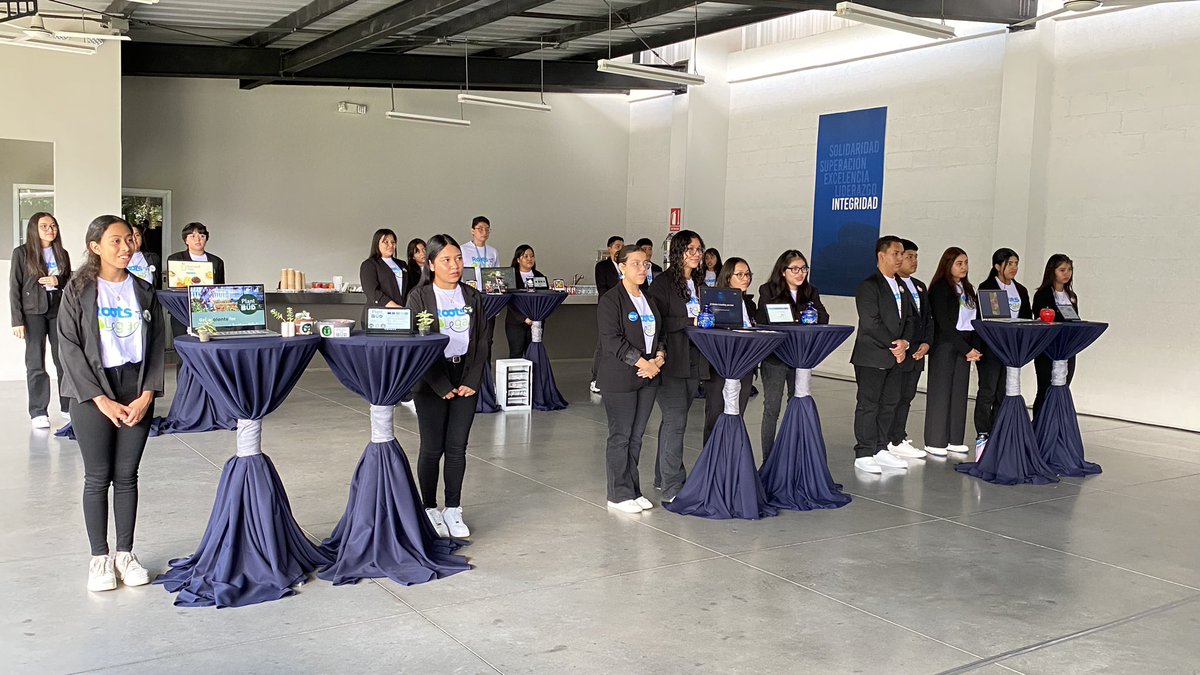 ✨ ¡Inició la #ExpoSupérate2025 en nuestro centro <a href="/SuperatePoma/">¡Supérate! F. Poma</a>!

55 estudiantes de segundo año presentan seis innovadores proyectos en la Expo de Logros “Roots of Legacy”, un homenaje a la memoria de Don Ricardo y su legado de compromiso con la educación y la innovación.
