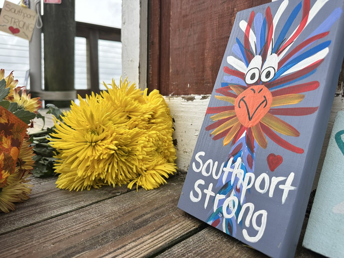 A powerful scene outside of the American Fish Company, where a mass shooting occurred over the weekend. 

3 killed - 5 injured. 

People have been stopping by this memorial ever since &amp; you can feel the hurt as you walk by the freshly laid flowers. 

<a href="/SpecNews1CLT/">Spectrum News 1 CLT</a>