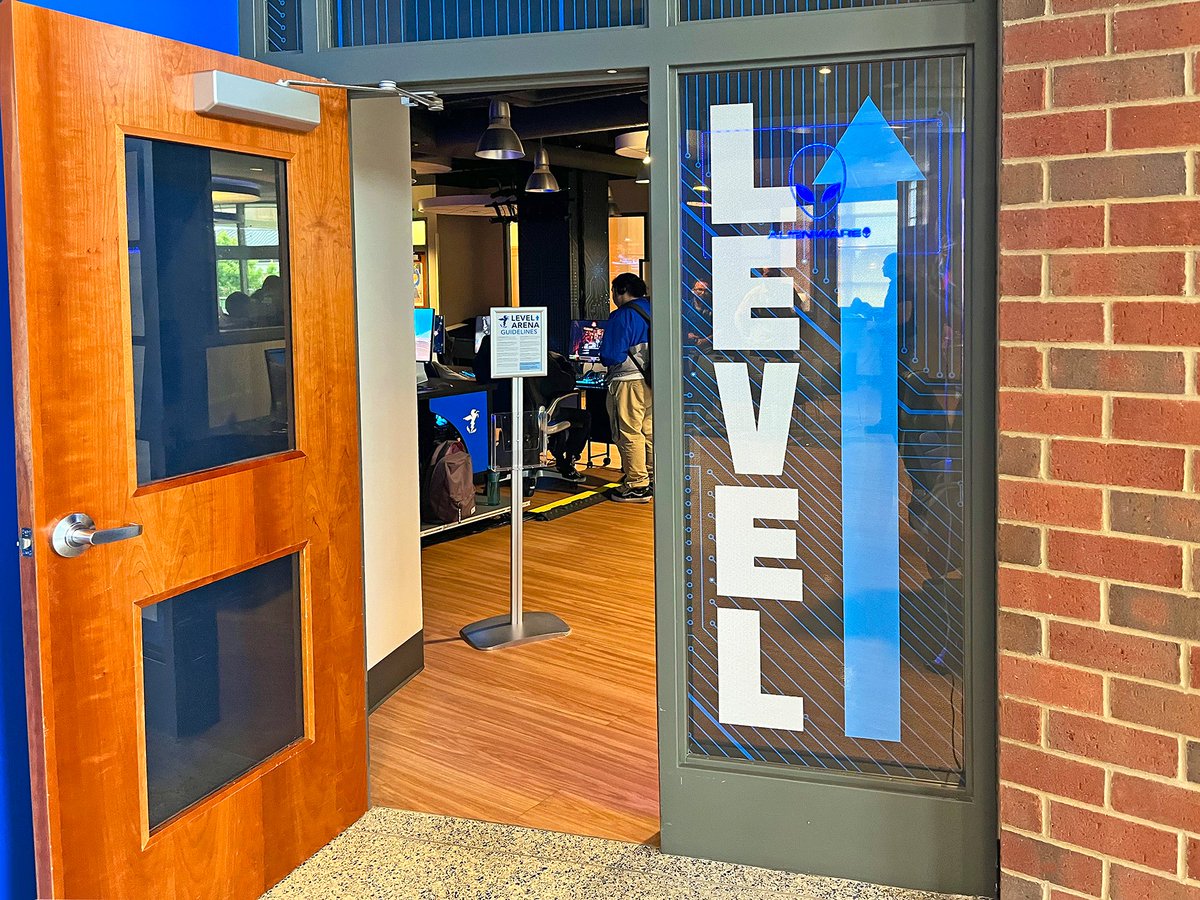 Extron's tweet image. The Middle Tennessee State University LEVEL🡩Up esports arena draws people from all across campus to the Student Union Building to experience esports action, brought to life by Extron AV technology. The arena boasts 24 gaming PC stations, a coaching station, a shoutcasting booth,…