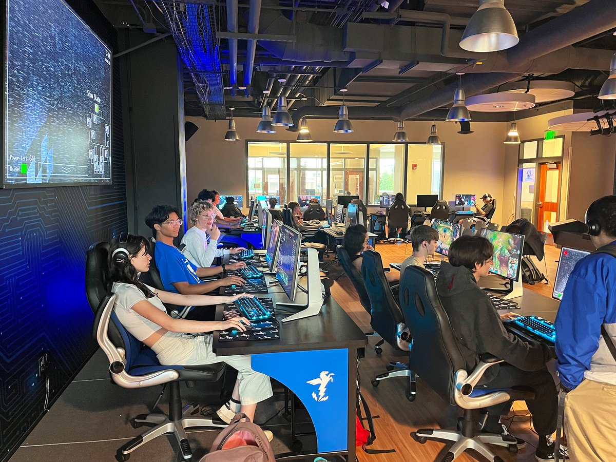 Extron's tweet image. The Middle Tennessee State University LEVEL🡩Up esports arena draws people from all across campus to the Student Union Building to experience esports action, brought to life by Extron AV technology. The arena boasts 24 gaming PC stations, a coaching station, a shoutcasting booth,…