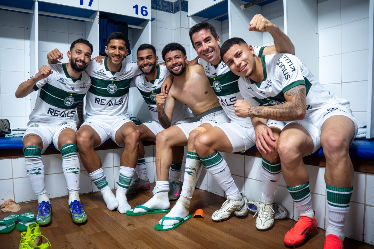 Coritiba's tweet photo. Passo a passo, jogo a jogo, vamos em busca do nosso 𝐠𝐫𝐚𝐧𝐝𝐞 𝐨𝐛𝐣𝐞𝐭𝐢𝐯𝐨. Somos o Coxa! 🇳🇬

📸 JP Pacheco | Coritiba

🟢⚪ #AVAxCFC #CoxaNoBrasileiro https://t.co/4YLUVplfbe