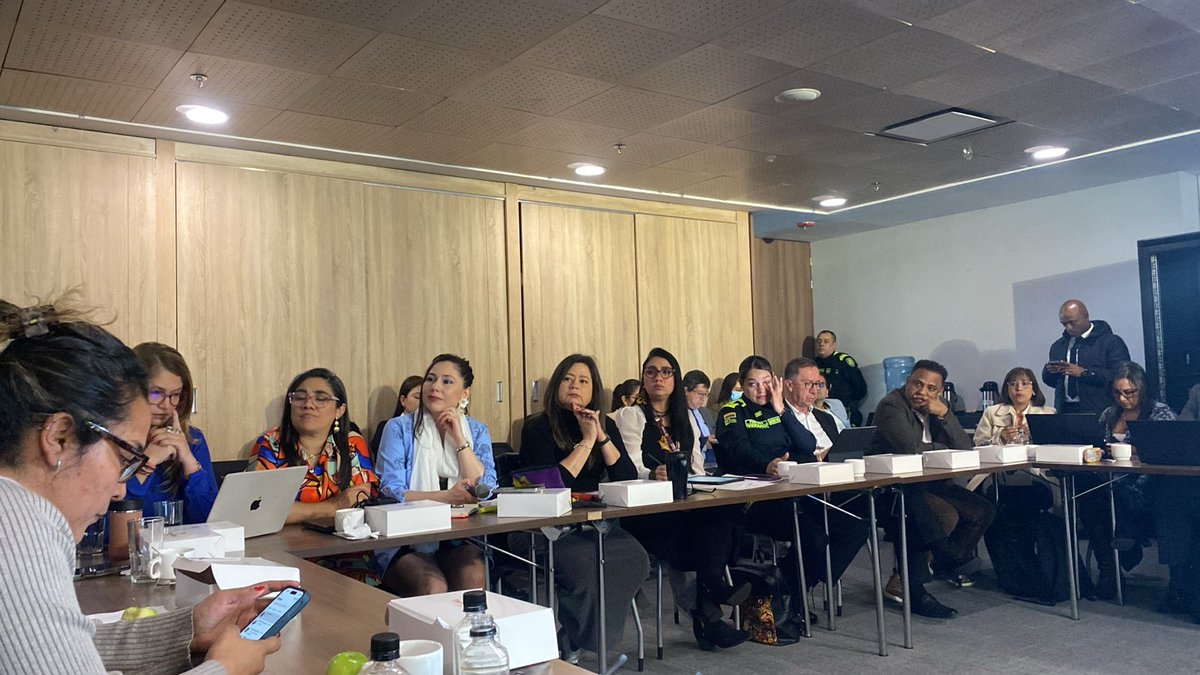 <a href="/NacionalAnt/">ANT OFICIAL</a> presente a ésta hora en la reunión del SICE-TAC, en <a href="/MinTransporteCo/">MinTransporte</a> que cuenta con la presencia de la Ministra <a href="/maferojas/">Mafe Rojas</a> y la Viceministra <a href="/LinaHuari/">lina huari</a> <a href="/HectorMaur1969/">Hector Mauricio Reyes</a> <a href="/marcosdaing/">Marcos  Tovar</a> <a href="/OCASBU/">Orlando Castellanos Bueno</a> <a href="/ACC_camioneros/">ACC Camioneros (oficial)</a> <a href="/renacercamion/">Renacer Camionero</a> <a href="/DefencargaCo/">Defencarga | Agremiación de Logística y Transporte</a> <a href="/Colfecar/">Colfecar</a> <a href="/Oficial_ATC/">ATC Transportadores</a>