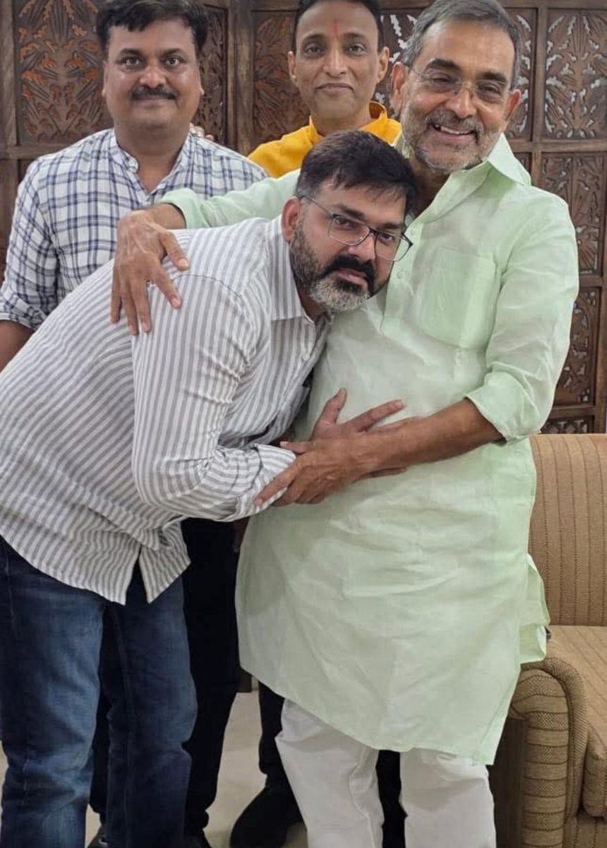 Amritay27445319's tweet image. भोजपुरी इंडस्ट्री में पवन सिंह का सबसे ज्यादा बोलबाला था। कुछ घटना हुई जिसके कारण पवन सिंह की लोकप्रियता घटती गई।
मुख्य कारण क्या हो सकता है?
#pawan_singh #पवन_सिंह