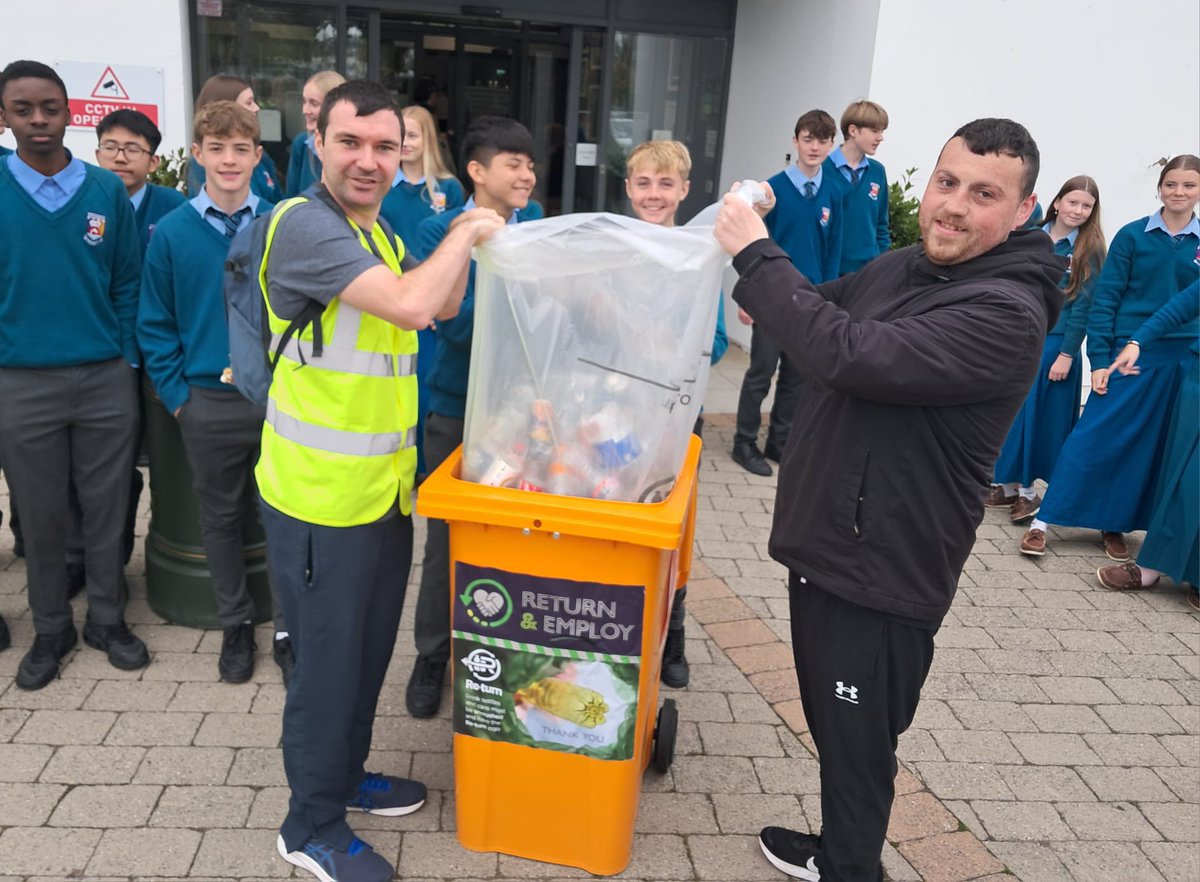 CastletroyC's tweet image. A welcome #Re-turn for our 'Return & Employ' collection. Thanks to Gearoid Murphy Coordinator & students Andy, Dylan & Jamie(Training Services Lk)
#SDG3,4,10,12,17
@returnireland @theurbanco_op
@Take1_Programme @Worldwise_Irl
#financialindependence #inclusive #senseofpurpose