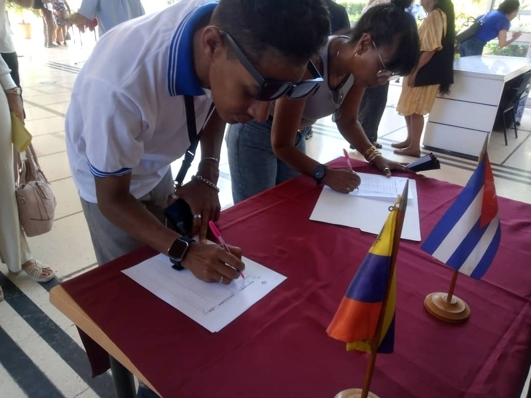 MitransCuba's tweet image. Trabajadores del Mitrans patentizan su apoyo a favor de la paz y de la soberanía de la patria bolivariana.
#CubaConVenezuela 
#Cuba 

mitrans.gob.cu/noticias/traba…