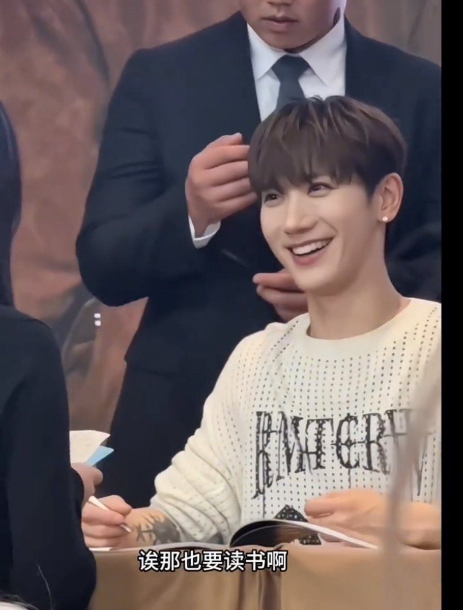 ฟคให้ทายอายุ เตนบอก17 18ปะ? เค้าพูดผิดเป็น11ขวบละโชว์บัตรปชช.สรุปชีเกิด2011 เตนล์มานโล่งอกละบอกอ้ย ต้องเรียนหนังสือนะ555555555555555555555555555